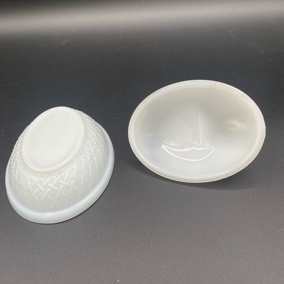 White hen on a nest- mini - Picture 5 of 7